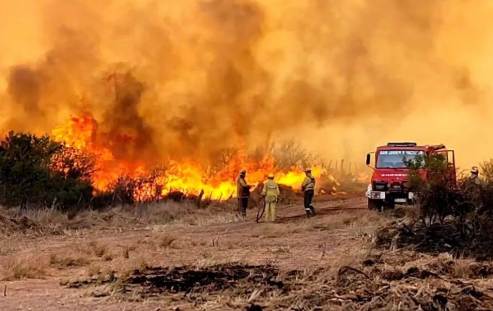 Traslasierra, el nuevo foco de incendio que preocupa a Córdoba: el fuego arrasa y el clima no ayuda a los bomberos