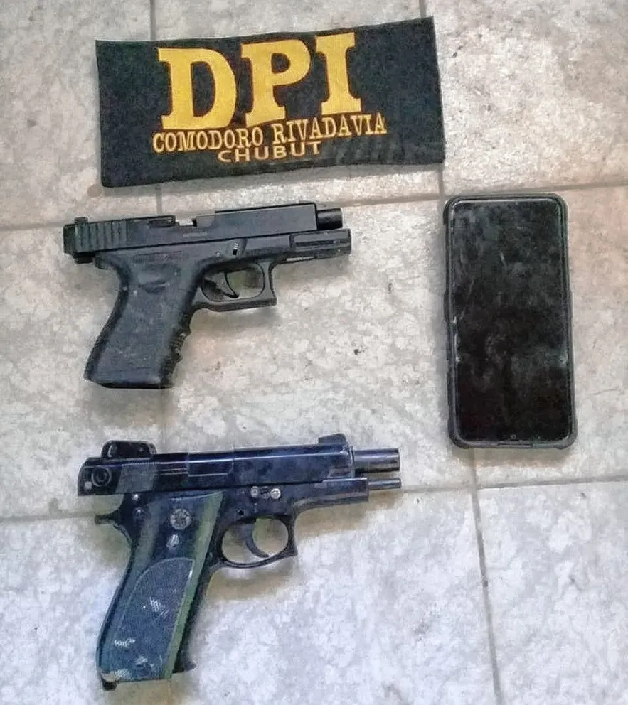 Armados robaron en un comercio, los allanaron y secuestraron dos réplicas