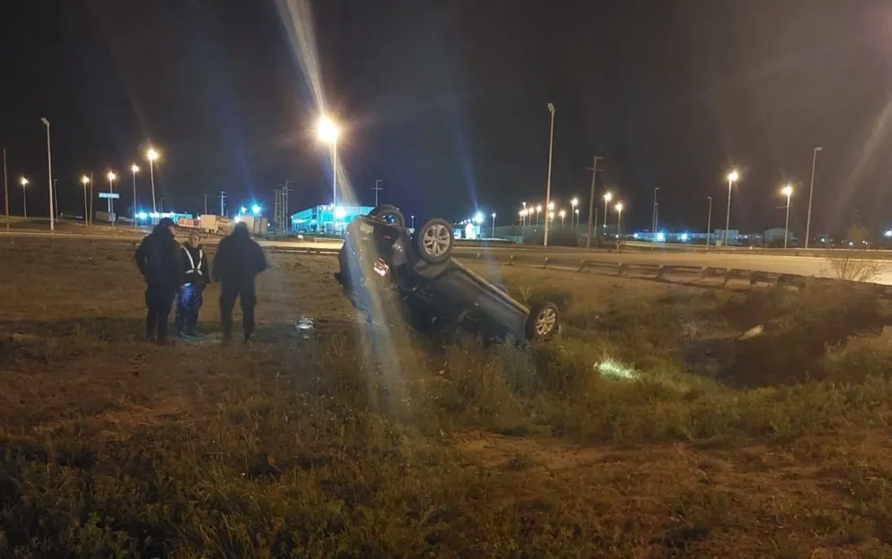 Manejaba alcoholizado y volcó su vehículo en la rotonda de rutas 3 y 26