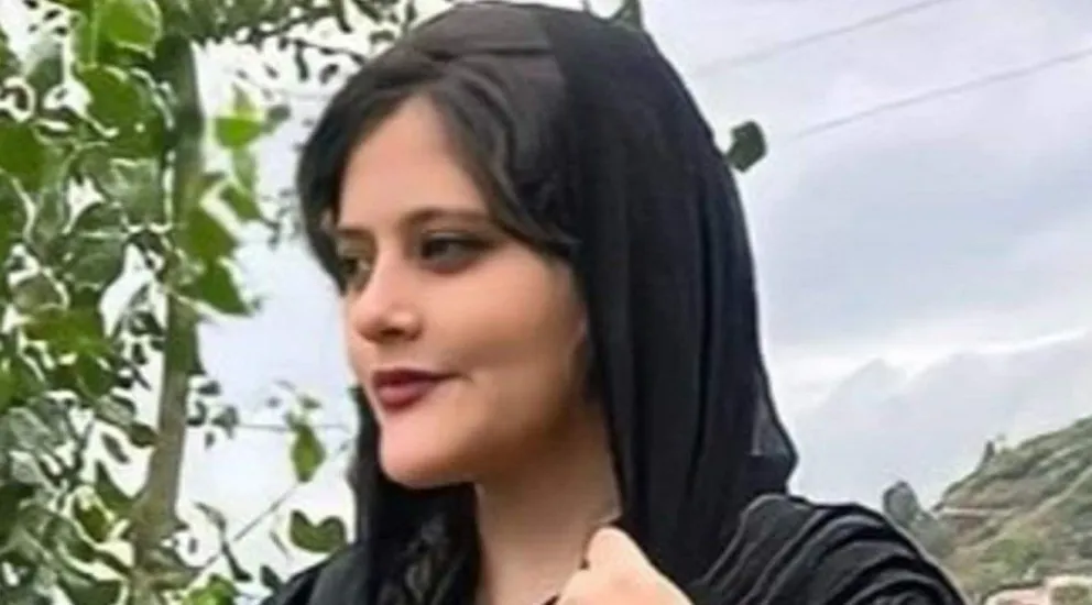 Multitudinaria protesta de mujeres en Irán por la muerte de Masha Amini, a quien arrestaron por no usar de forma correcta el velo