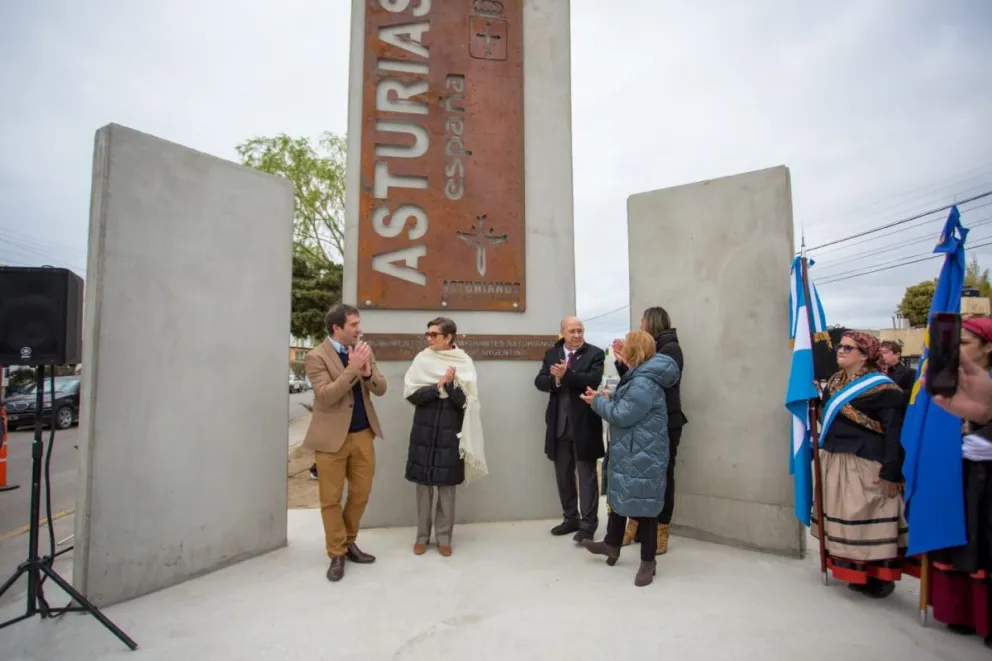 El Centro Asturiano celebró su centenario con la inauguración del monumento y visitas internacionales