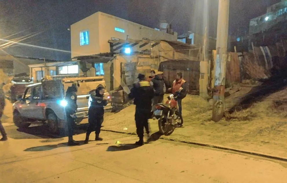Motociclista lesionado tras chocar la parte trasera de una camioneta