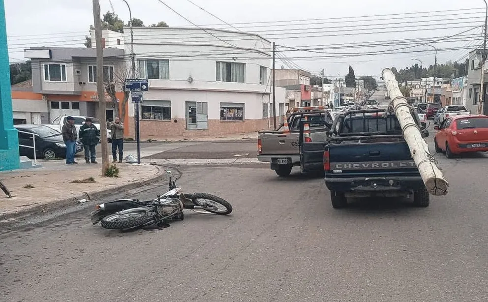 Dejó la camioneta en doble fila y estaba en un bar: ante la intervención de personal de tránsito los atacó con un cuchillo