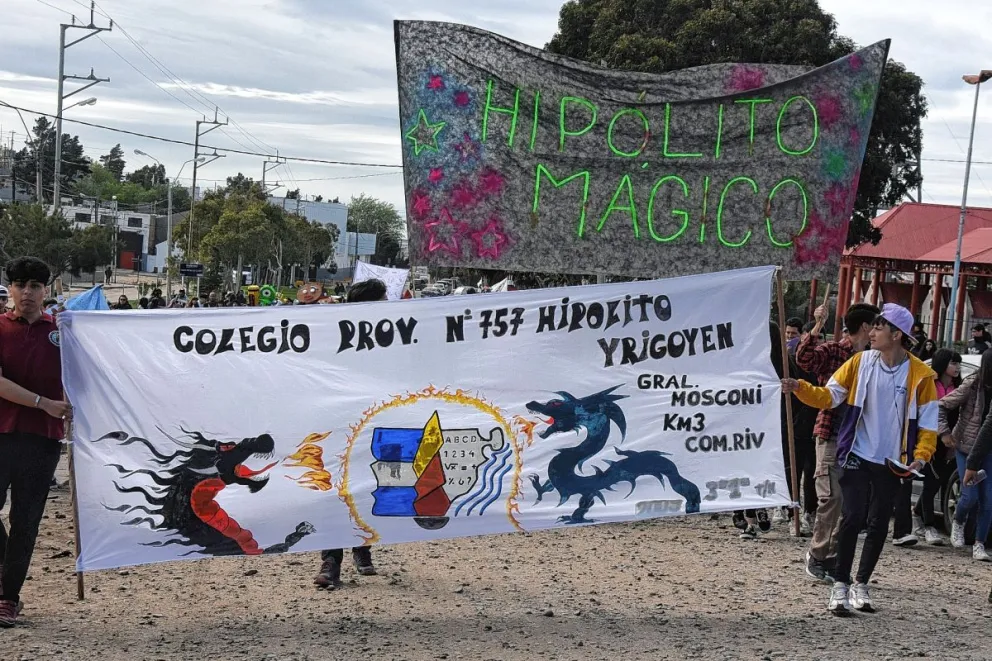 Alumnos de la Escuela Hipólito Yrigoyen realizaron una Farándula Estudiantil