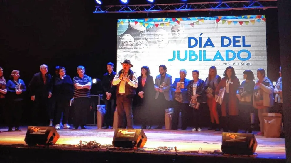 El Teatro Español a sala llena con centenares de entusiastas jubilados