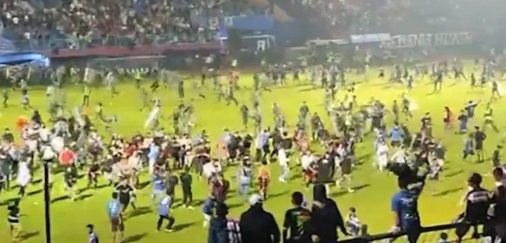 Estampida y disturbios en partido de fútbol en Indonesia dejan 174 muertos