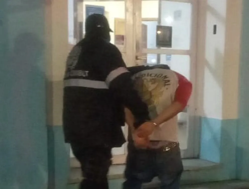 Quisieron robar las ruedas de un vehículo y los atraparon infraganti