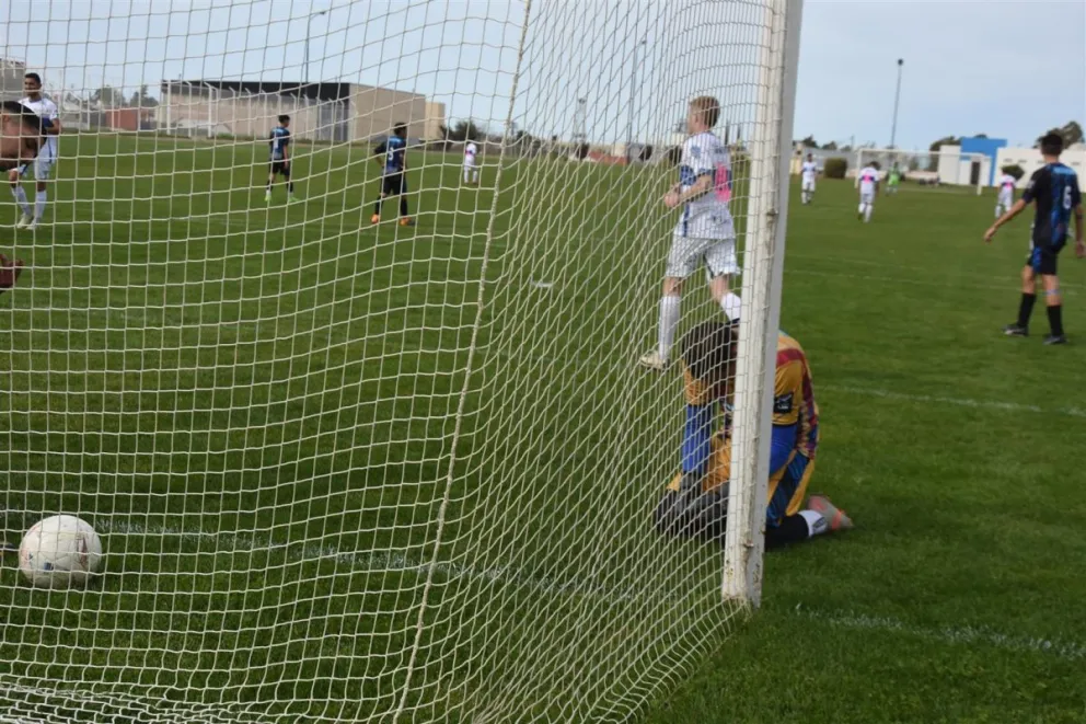 Newbery, cerca del título al golear 5 a 0 a Ferro