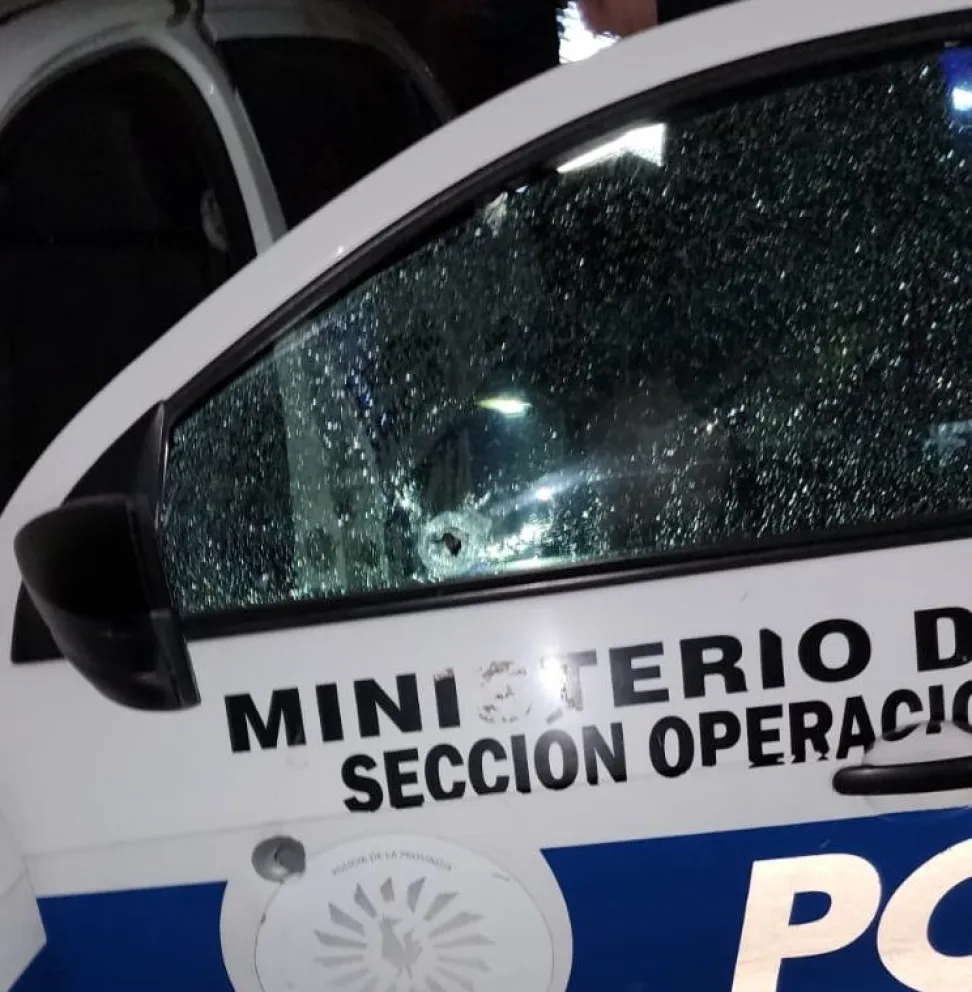 Persecución y tiroteo: balearon a dos policías en Comodoro