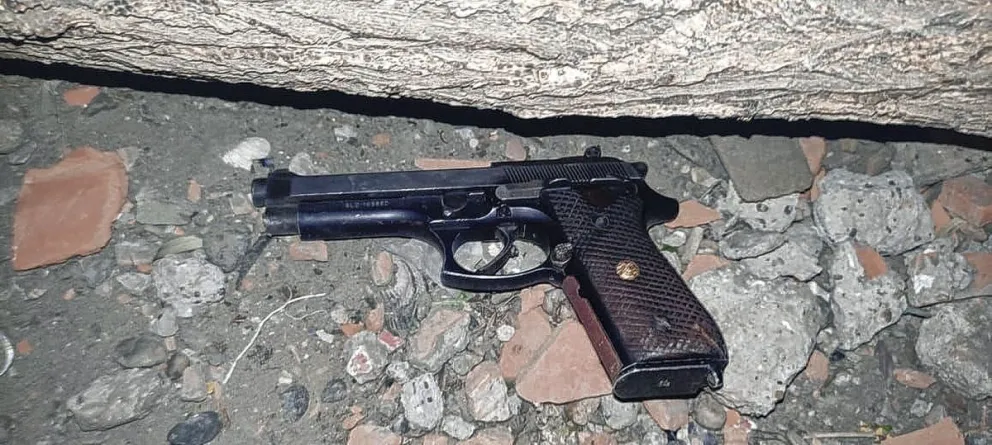 Persecución y tiroteo: los policías atacados salvaron sus vidas por los chalecos antibalas