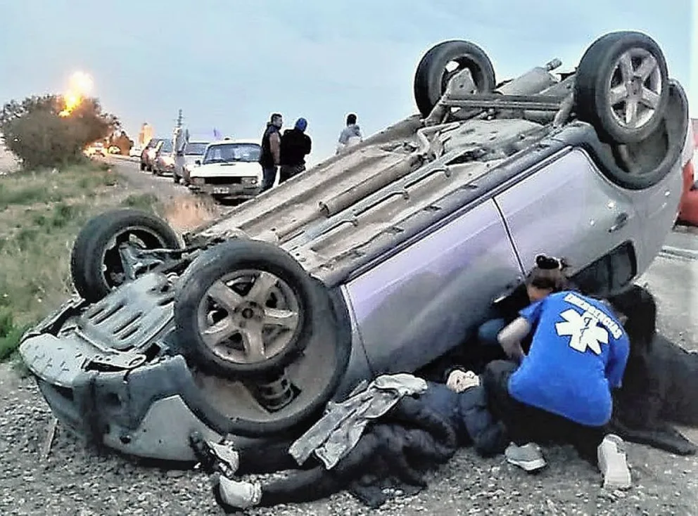 Un auto chocó a otro y lo hizo volcar cerca de acceso a Rawson en la ruta 25: un herido