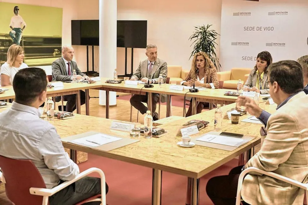 Arcioni se reunió con la presidenta de la Diputación de Pontevedra y estrecha lazos con la región de Galicia