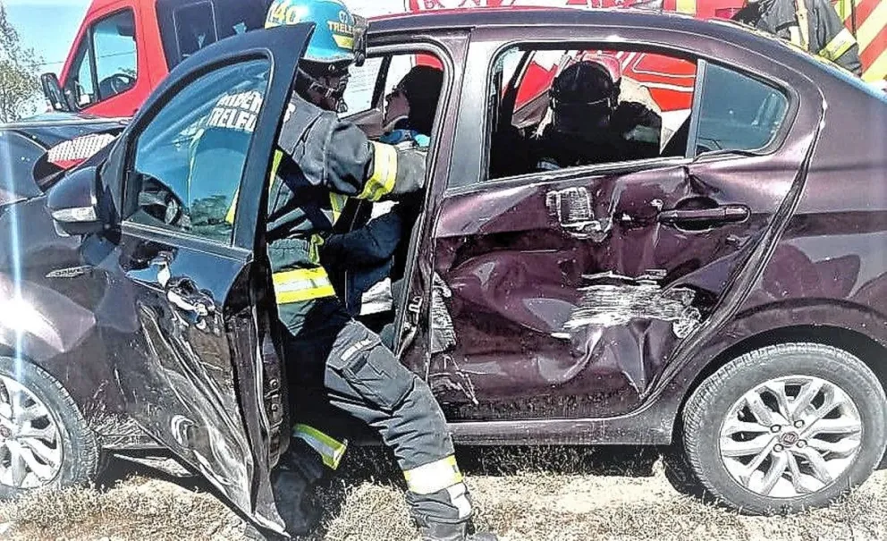 Conductores con lesiones leves en choque de auto y camioneta en acceso a Trelew