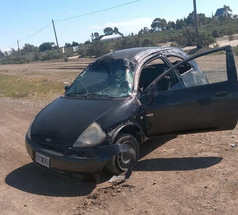Automovilista en terapia intensiva por lesiones sufridas al volcar en acceso a playa Unión