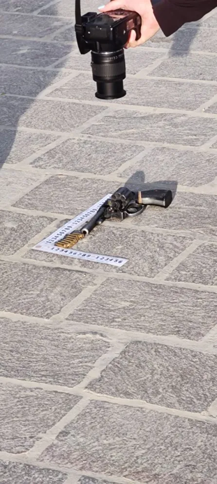 Lo interceptaron para identificarlo y portaba un revólver