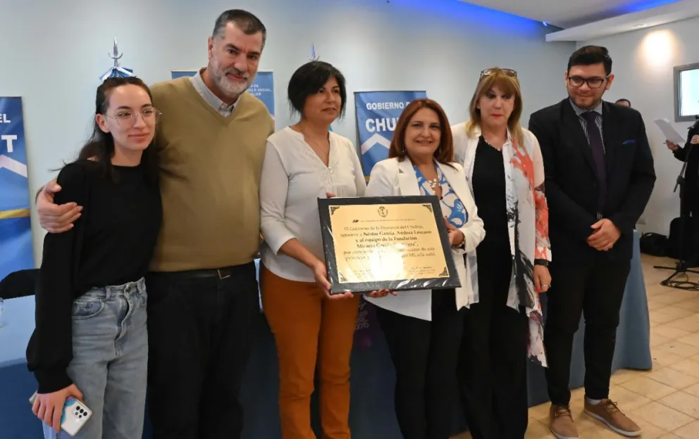 El Gobierno del Chubut entregó un reconocimiento a los padres de Micaela García y a la Fundación “La Negra”