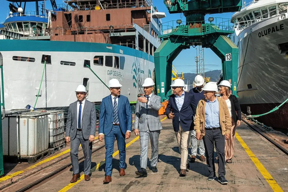 Arcioni recorrió en Vigo el astillero español que construye barcos de la industria pesquera argentina