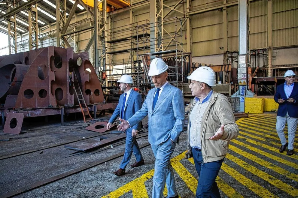 El gobernador recorrió en Vigo el astillero español que construye barcos de la industria pesquera argentina