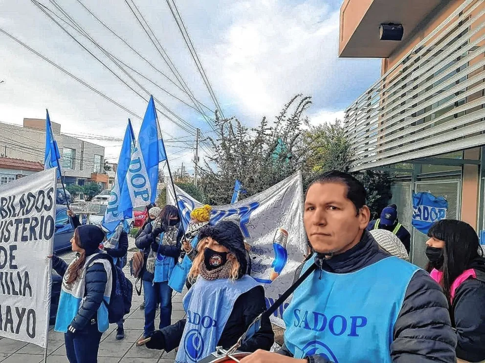 Paro en las escuelas de la Fundación del Padre Corti por falta de pago de un bono durante dos meses