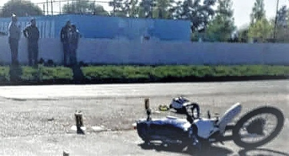 Guardiacárcel protagonizó violento choque en moto en el centro de Rawson y murió después en el hospital