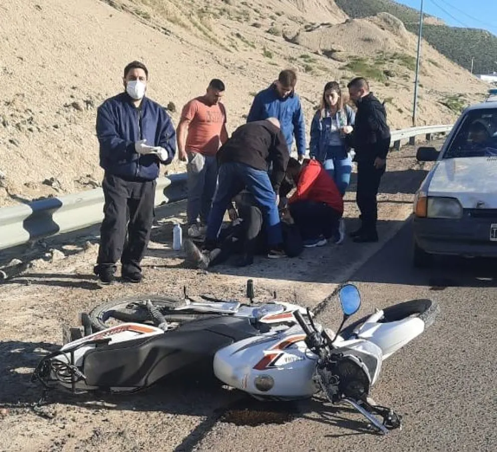 Un motociclista quiso esquivar un pozo en la ruta, derrapó y terminó en el hospital