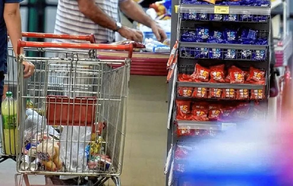 El relevamiento del Banco Central estimó por primera vez una inflación de tres dígitos: 100,3%