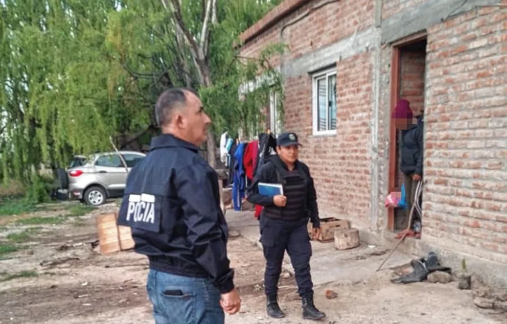 Allanan dos chacras de Gaiman y descubren 8 familias, con menores, trabajando y viviendo en condiciones degradantes
