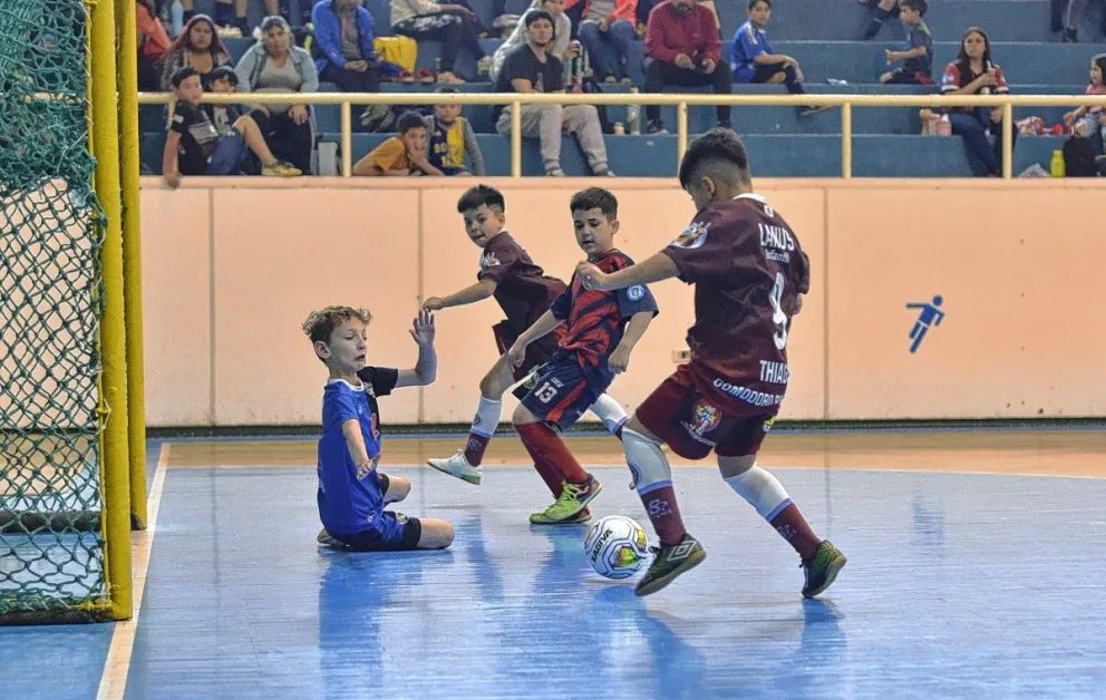 Los equipos de Comodoro clasificaron con goleadas