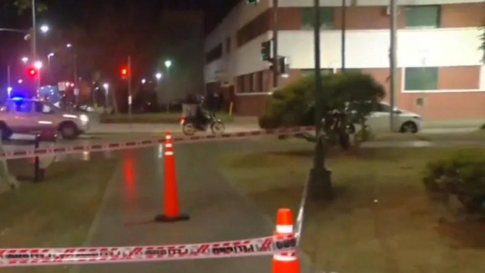 Asesinaron a dos hombres en Rosario: uno murió apuñalado y el otro baleado