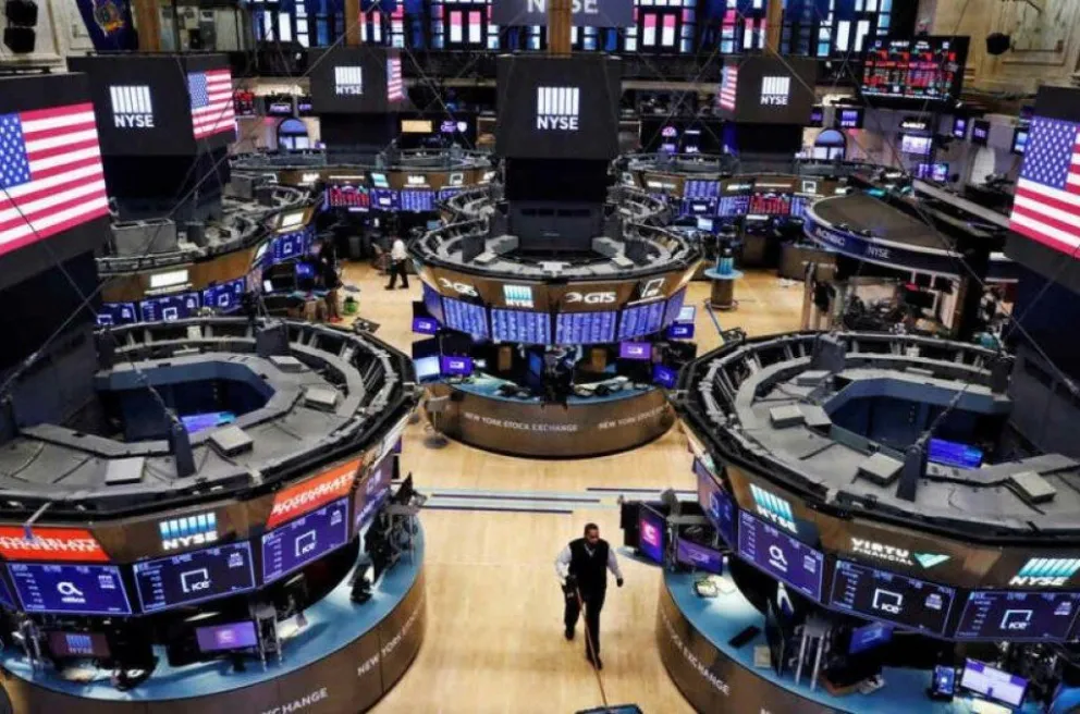 Las acciones y bonos argentinos cayeron hasta 7,1% en Wall Street y el Riesgo País superó los 2800 puntos