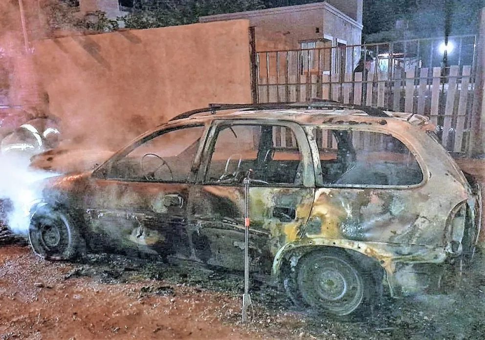 Quemaron un auto en el acceso a la vivienda de su propietario en Trelew