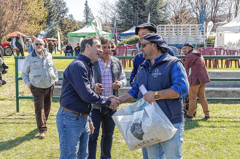 En el Día del Trabajador Rural, Luque  recorrió la 45° Expo Rural de Esquel