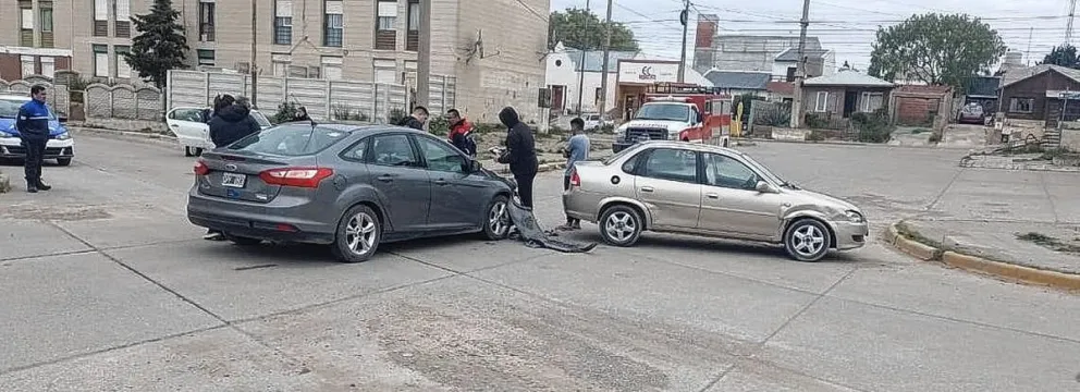 Bomberos contuvo derrame de combustible tras un accidente vial en Puerto Deseado