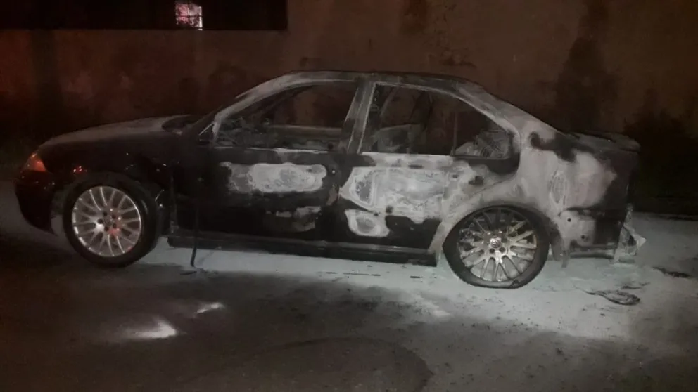 Un vehículo se incendió y las pérdidas fueron totales