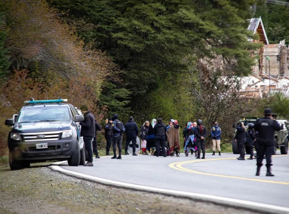Incidentes durante una ceremonia mapuche frente a los territorios desalojados en Villa Mascardi