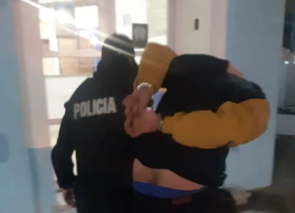 Quisieron robar un auto que estaba estacionado en el centro y los detuvieron 