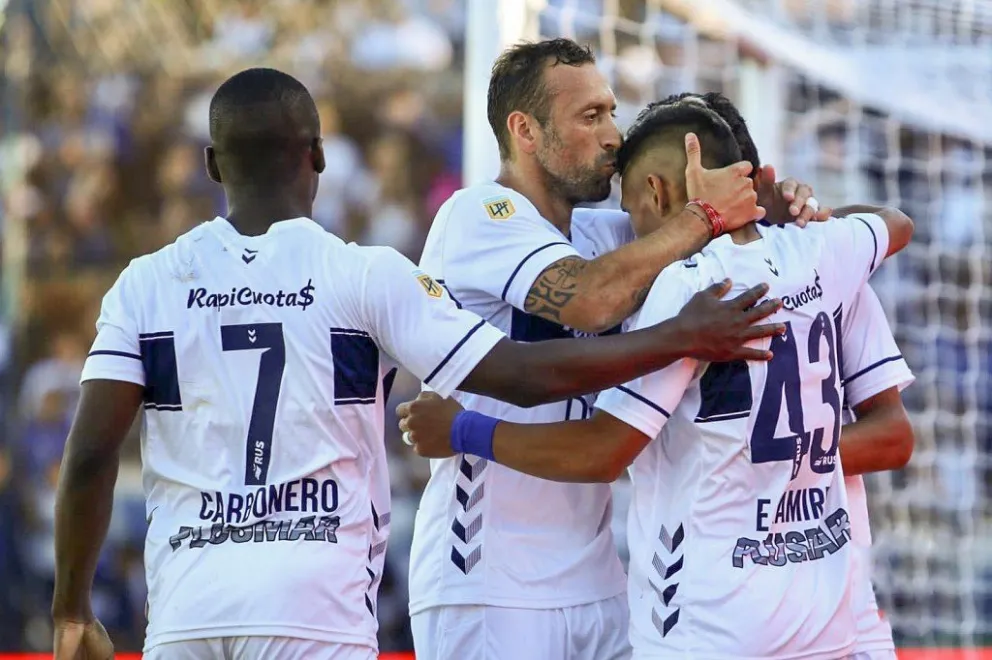 Gimnasia recibirá a San Lorenzo en el Bosque y con público, pero más temprano