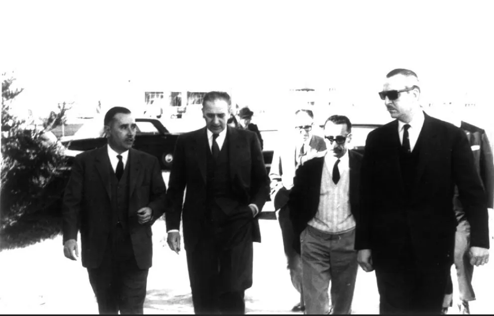 El Sha de Persia visita Comodoro