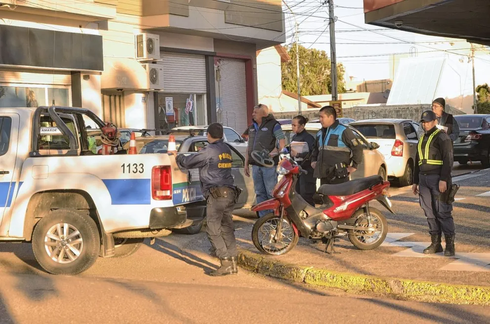 Motociclista lesionado tras accidente en Kennedy y Cerro Chenque