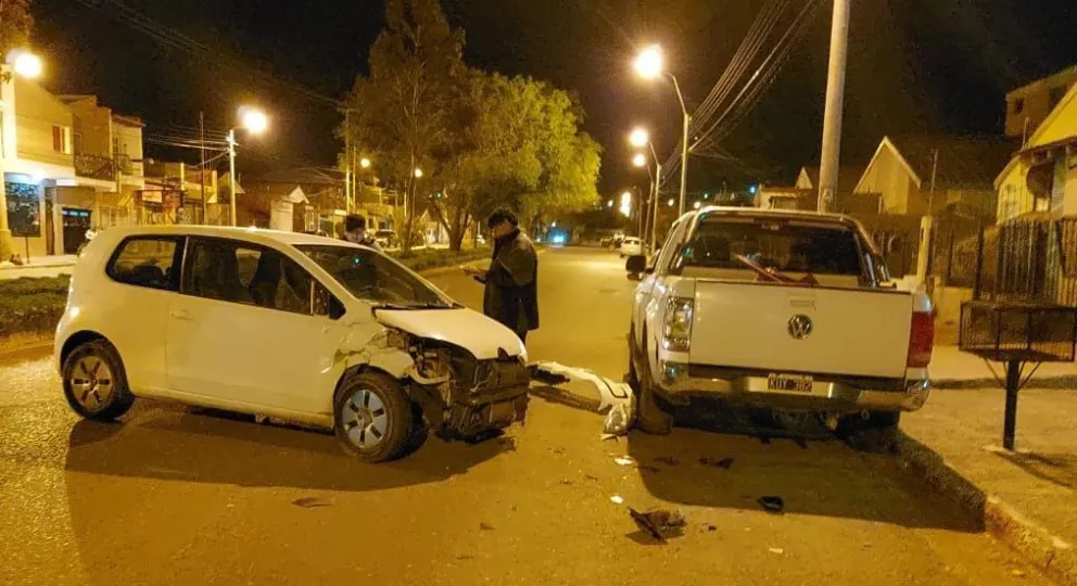 Chocó con su auto una camioneta estacionada y fue detenida por la Policía
