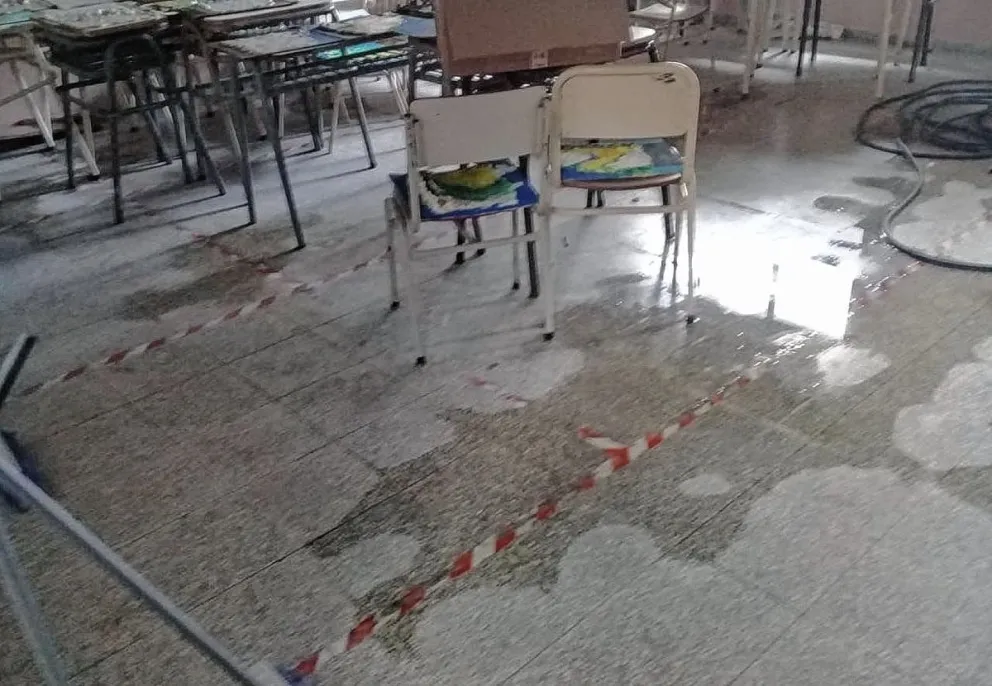 Padres y madres de la Escuela 203 reclaman por el delicado estado del edificio escolar y la falta de clases