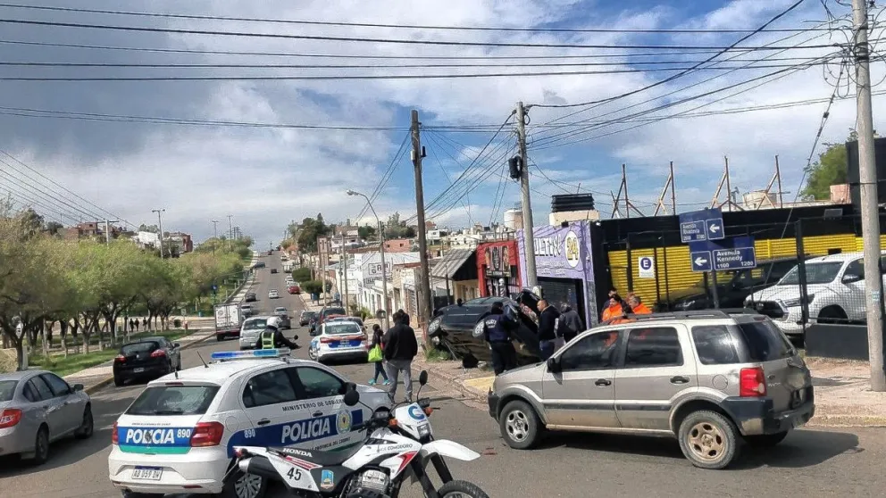 Choque seguido de vuelco con madre y dos hijos menores lesionados en Rivadavia y Kennedy