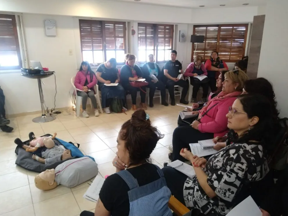 Comodoro Rivadavia: Personal de Instituciones Sociales y Policía Comunitaria se capacitó en Primeros Auxilios y RCP