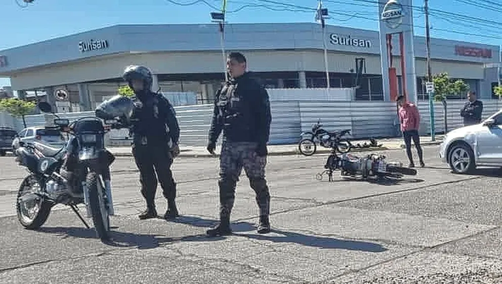 Motociclista policial chocó con un auto cuando iba a prestar apoyo en un procedimiento por robo