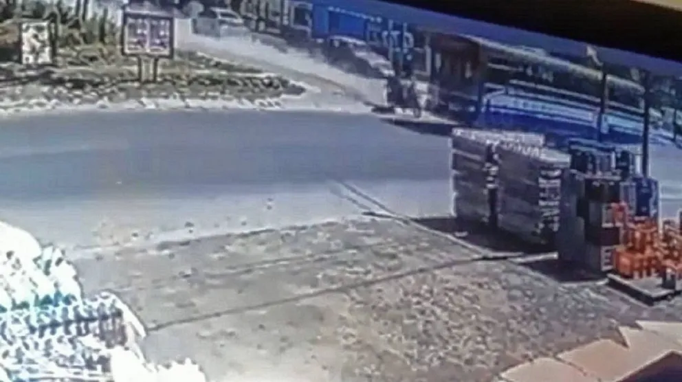 Video: un policía sufrió un brutal accidente en moto contra un colectivo y está grave