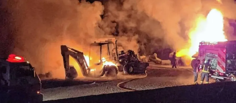 Encapuchados incendiaron maquinaria vial en Villa La Angostura y la Justicia investiga a la RAM