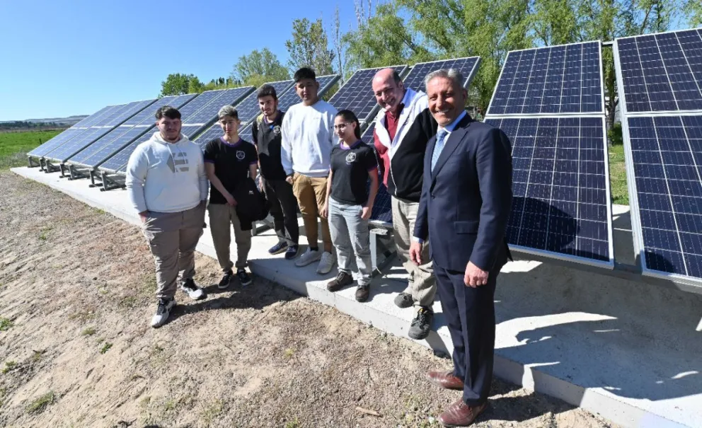Arcioni inauguró el primer Parque Solar de Chubut junto a la comunidad educativa de la Escuela Agrotécnica Nº 733 “Benito Owen” de Gaiman