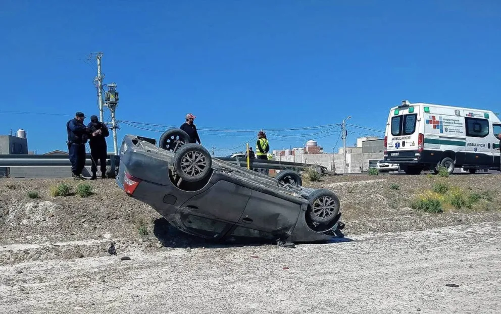 Se durmió, chocó su vehículo contra el guardarraíl y lo volcó en Km. 5