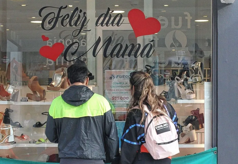 Búsqueda de novedades y vidrieras convocantes para sorprender a mamá