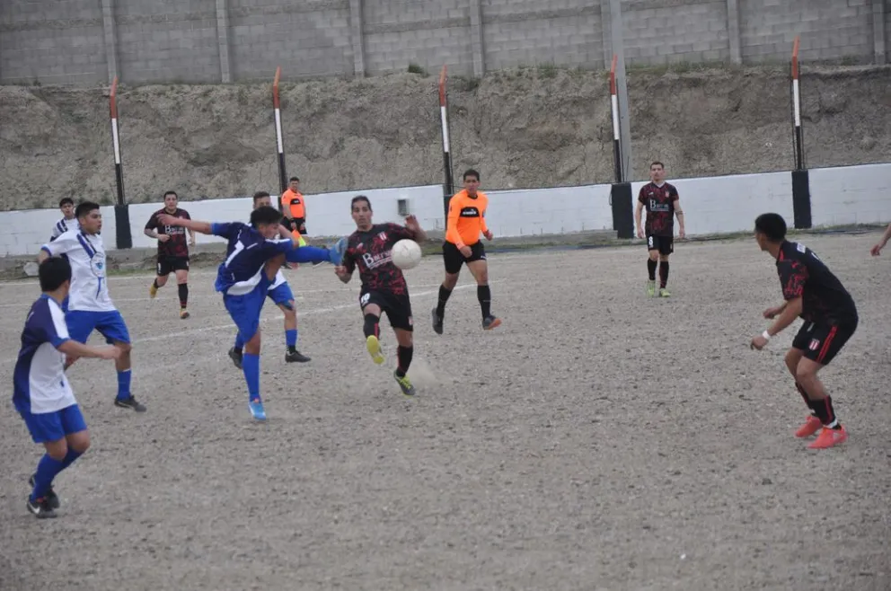 Fútbol Categoría B:  San Martín y Roca, imparables